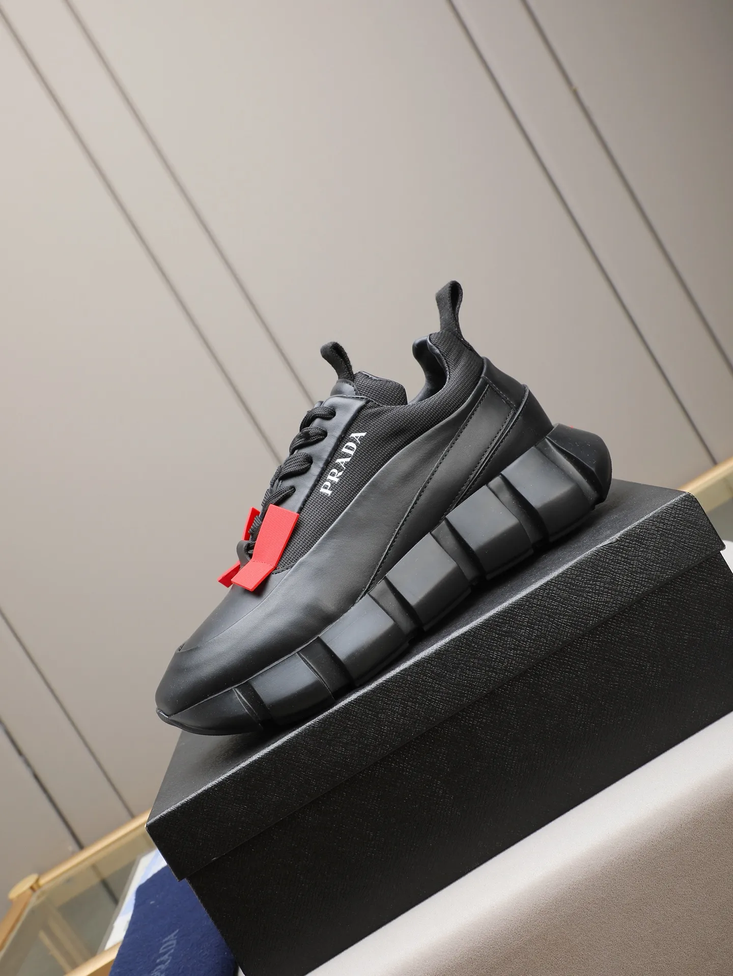 PP500 PRADA/Prada men's lace-up casual sports shoes, the upper is made of imported first-layer calfskin, soft, comfortable and breathable ➕ washed sheepskin lining! The tongue is decorated with the PRADA brand letter logo. The rubber thick sole echoes the red label tongue. The style is fashionable and elegant. The details are carefully crafted. A casual sports shoe with a super western style and excellent breathability!  Size: 38-44 (45 46 customized)